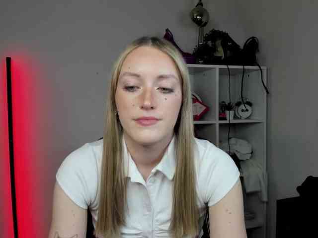 EvelynBlond26 webcam