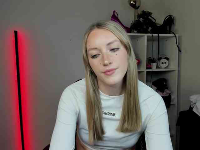 EvelynBlond26 webcam