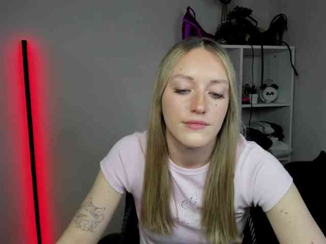 EvelynBlond26 webcam