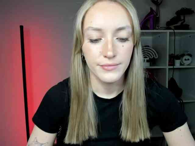 EvelynBlond26 webcam