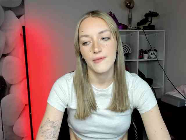 EvelynBlond26 webcam