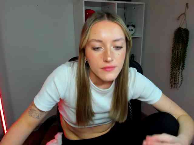 EvelynBlond26 webcam