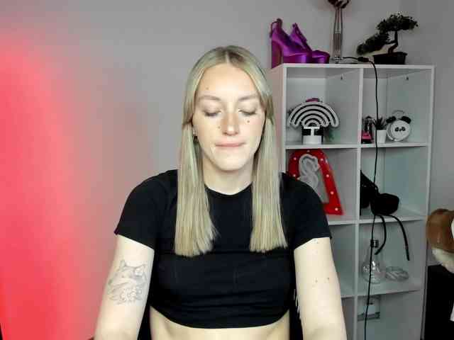 EvelynBlond26 webcam