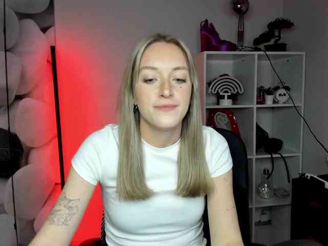 EvelynBlond26 webcam