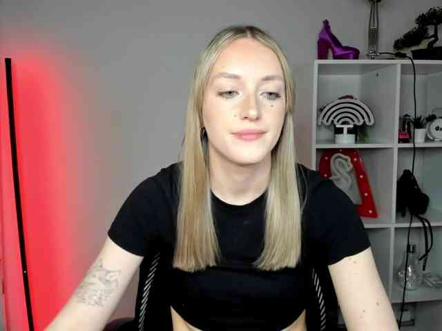 EvelynBlond26 webcam