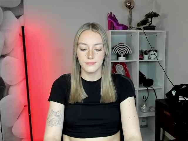 EvelynBlond26 webcam