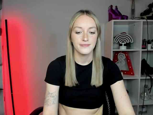 EvelynBlond26 webcam