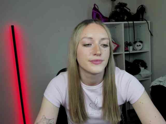 EvelynBlond26 webcam