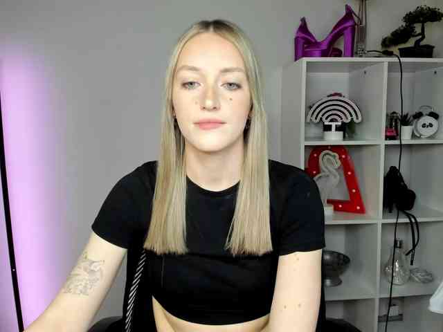 EvelynBlond26 webcam