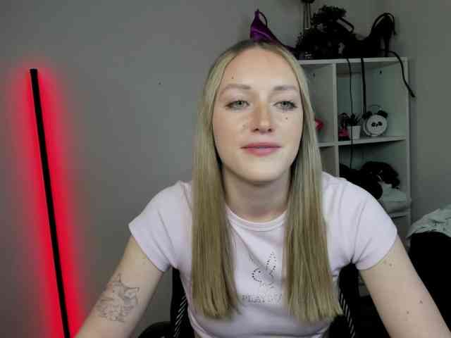 EvelynBlond26 webcam