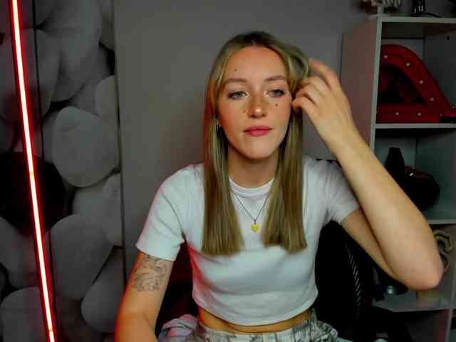 EvelynBlond26 webcam