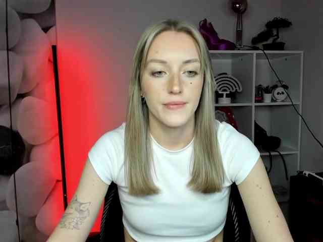 EvelynBlond26 webcam