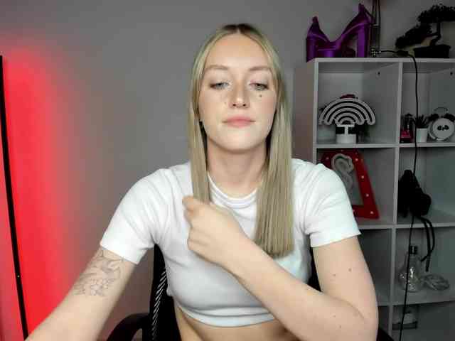 EvelynBlond26 webcam