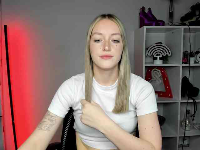EvelynBlond26 webcam