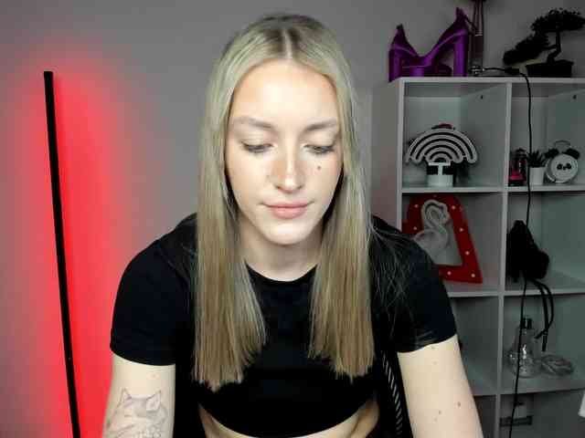 EvelynBlond26 webcam