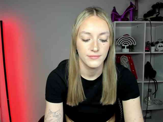 EvelynBlond26 webcam