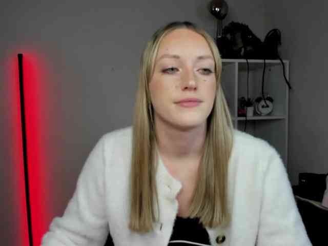 EvelynBlond26 webcam