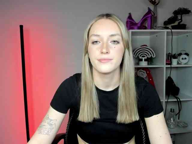 EvelynBlond26 webcam