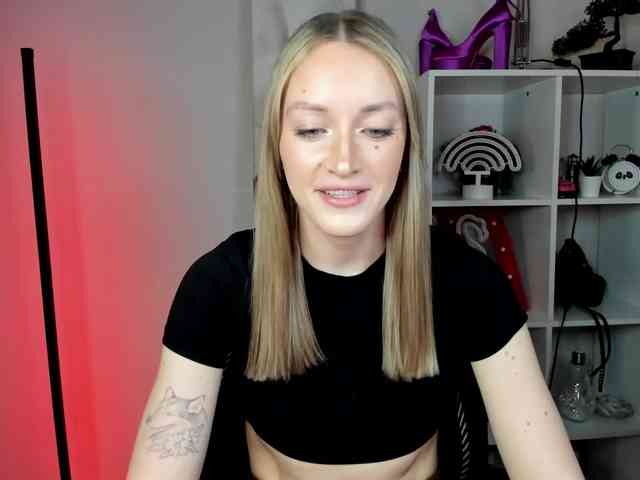EvelynBlond26 webcam