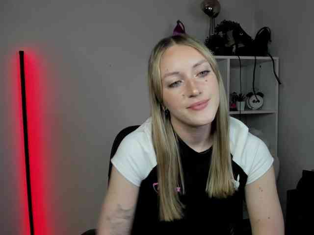 EvelynBlond26 webcam