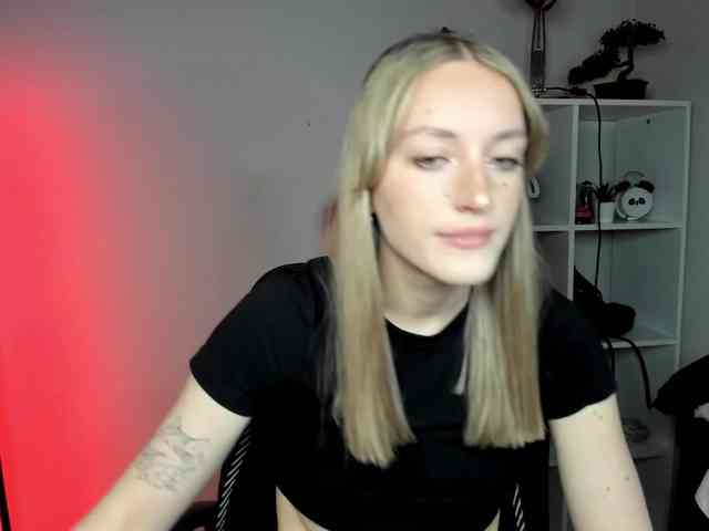 EvelynBlond26 webcam