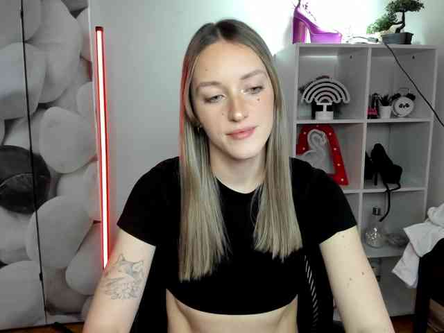 EvelynBlond26 webcam