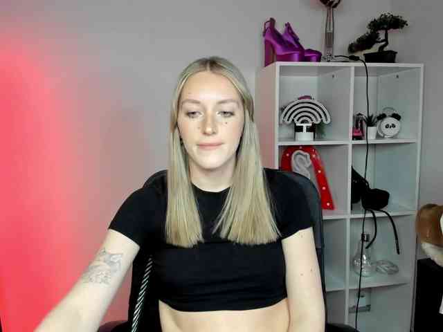 EvelynBlond26 webcam