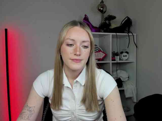 EvelynBlond26 webcam