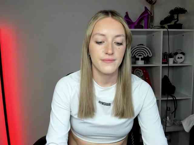 EvelynBlond26 webcam