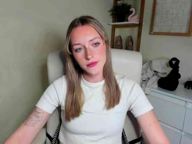 EvelynBlond26 webcam