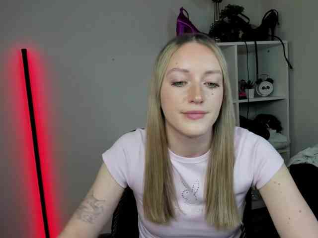 EvelynBlond26 webcam