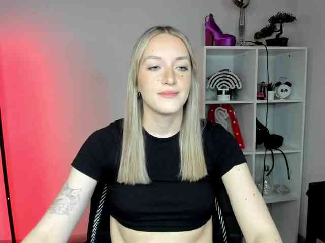 EvelynBlond26 webcam