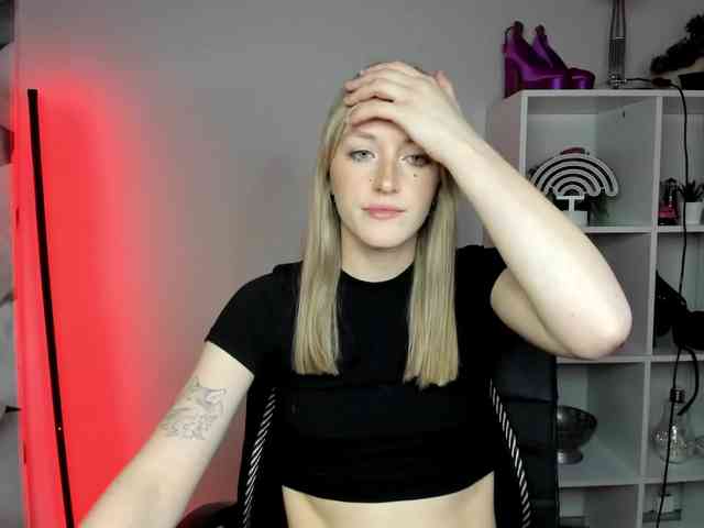 EvelynBlond26 webcam