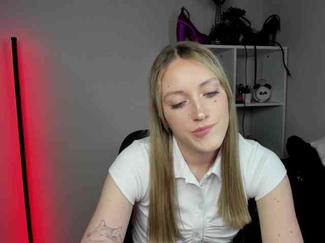 EvelynBlond26 webcam