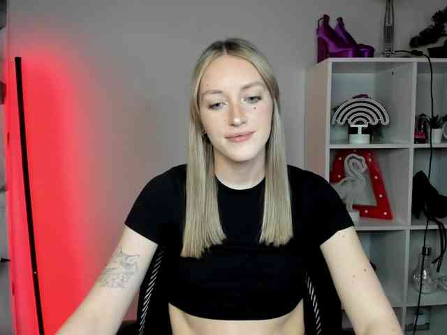EvelynBlond26 webcam