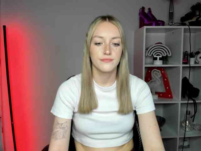 EvelynBlond26 webcam