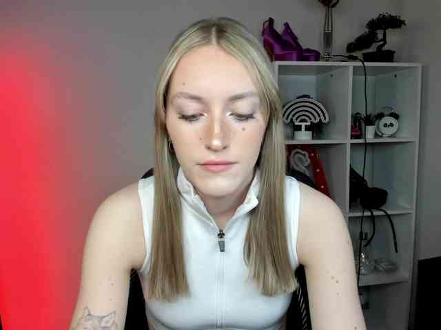 EvelynBlond26 webcam