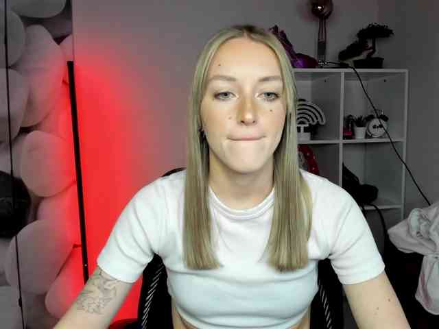 EvelynBlond26 webcam