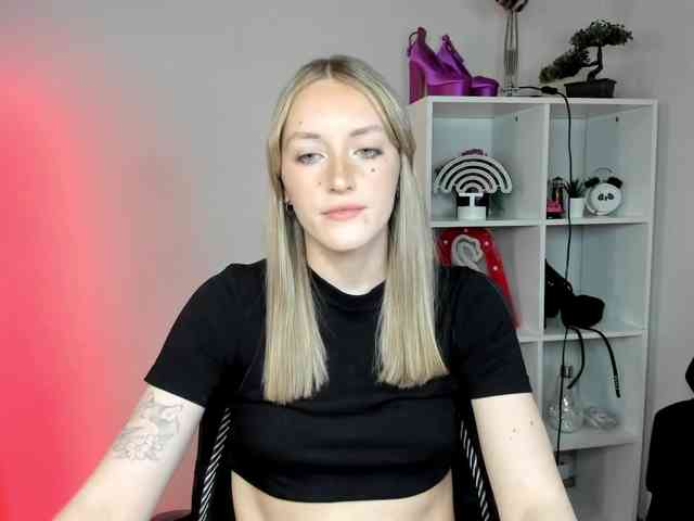 EvelynBlond26 webcam