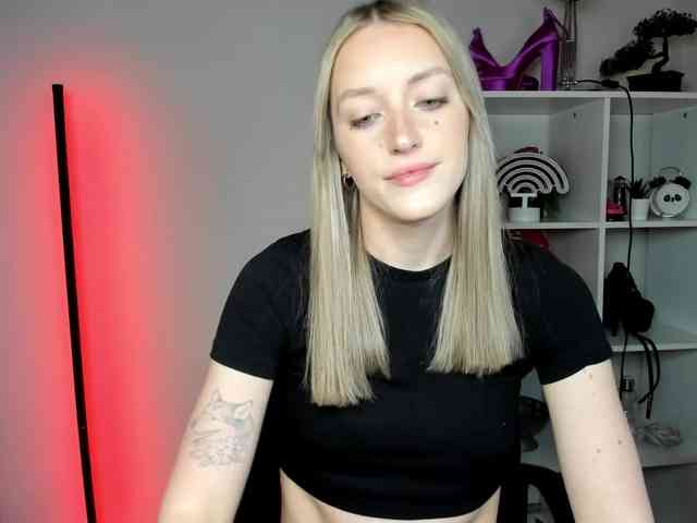 EvelynBlond Live Webcam on BongaCams