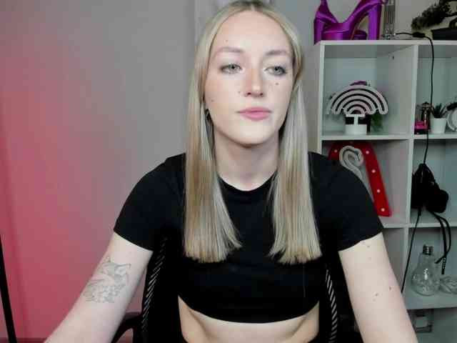 EvelynBlond26 webcam