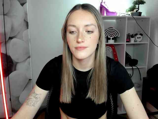 EvelynBlond26 webcam