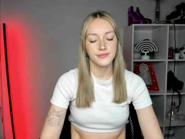 EvelynBlond26 webcam