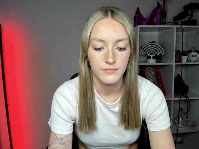 EvelynBlond26 webcam