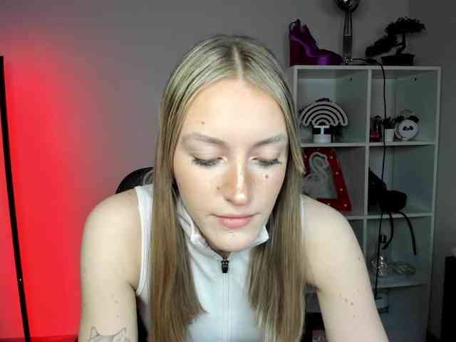 EvelynBlond26 webcam