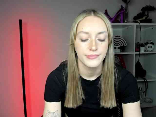 EvelynBlond26 webcam