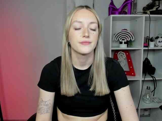 EvelynBlond26 webcam