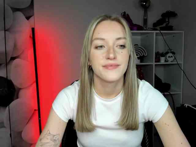EvelynBlond26 webcam