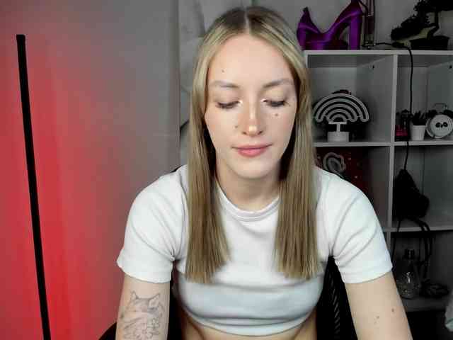 EvelynBlond26 webcam