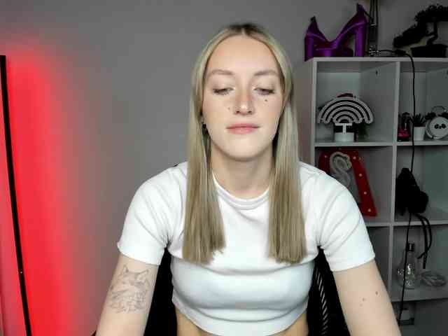 EvelynBlond26 webcam